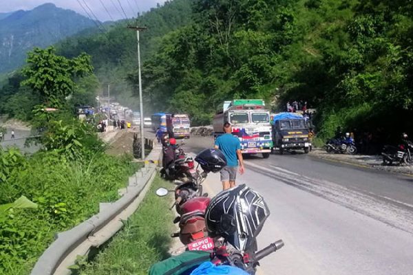 नारायणगढ–मुग्लिन सडकखण्डको सिमलतालबाट मिनी ट्रक त्रिशूलीको किनारमा खस्यो