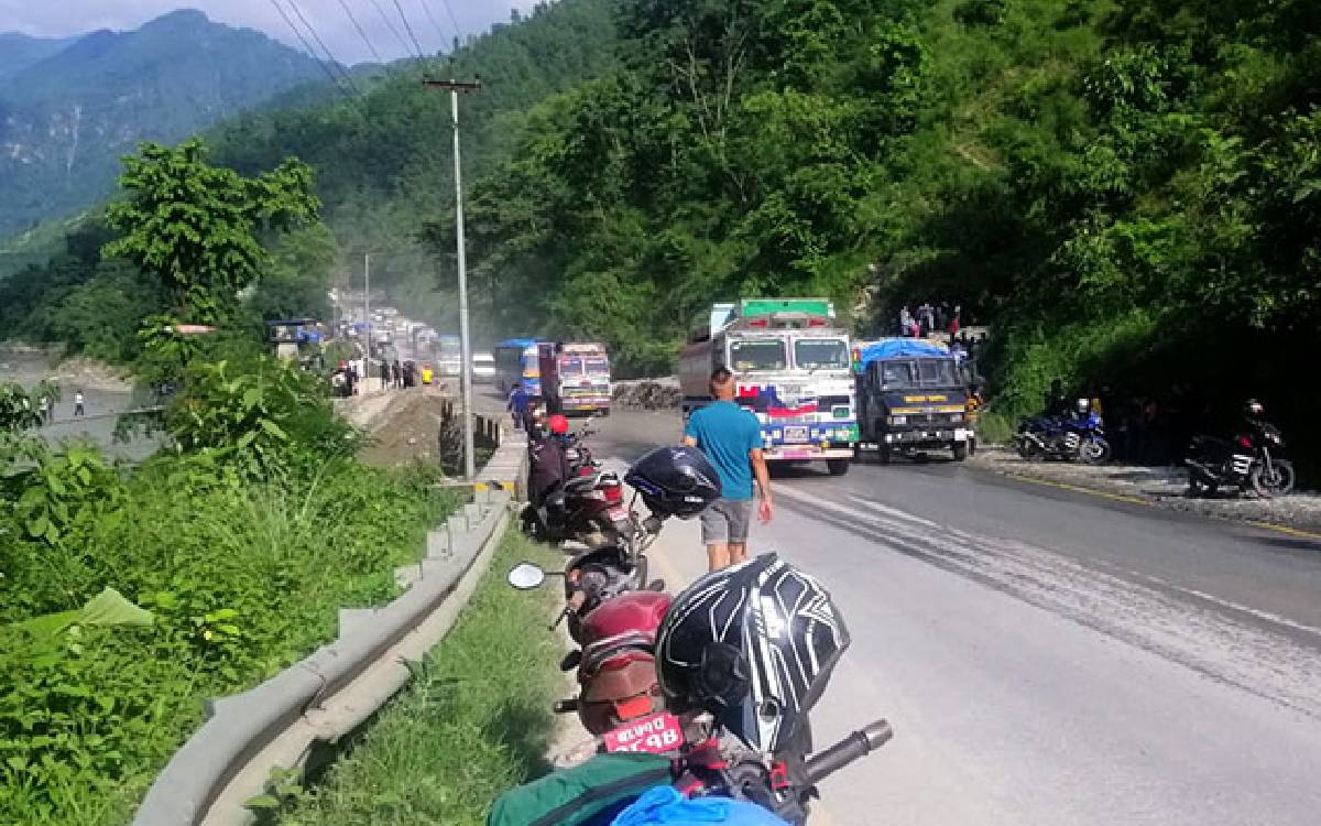 नारायणगढ–मुग्लिन सडकखण्डको सिमलतालबाट मिनी ट्रक त्रिशूलीको किनारमा खस्यो