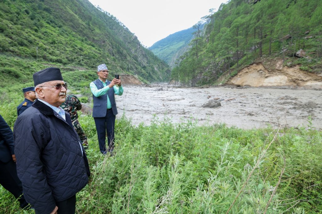 प्रधानमन्त्री ओलीद्वारा भोटेकोशी बाढी पीडित क्षेत्रको स्थलगत अवलोकन