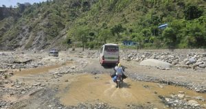 अविरल वर्षाले बीपी राजमार्ग दुबै तर्फ अवरुद्ध