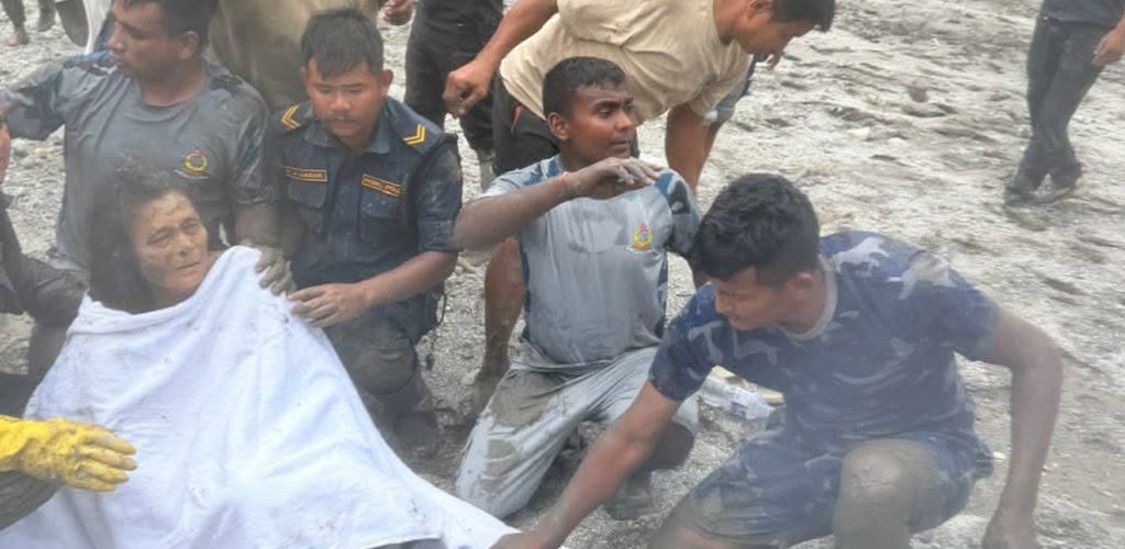 नुवाकोटमा बाढीले पुरिएको घरबाट महिलाको उद्धार
